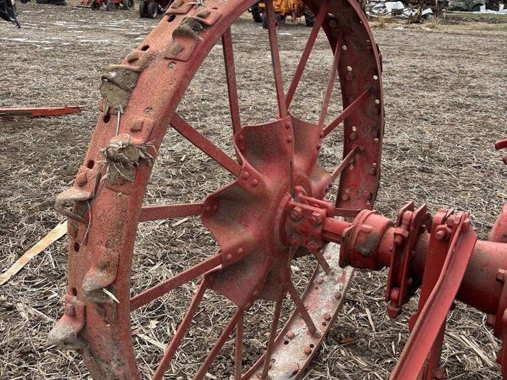 farmall-f-12-single-front-on-rubber-with-cast-steel-rim-and-rear-steel-image-30