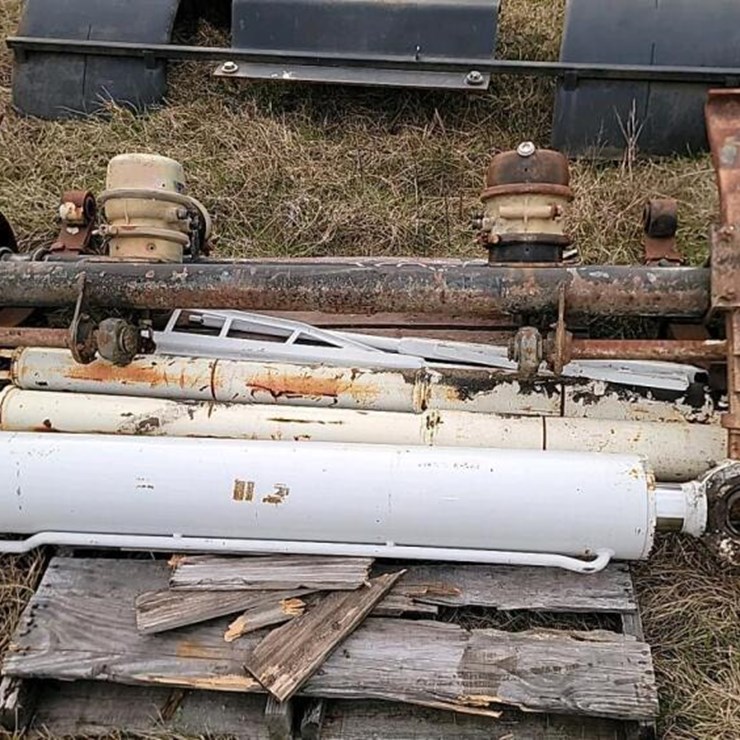 PALLET OF (2) AXLES AND (3) CYLINDERS