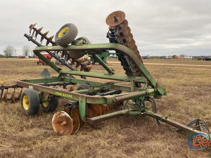 john-deere-220-image-3