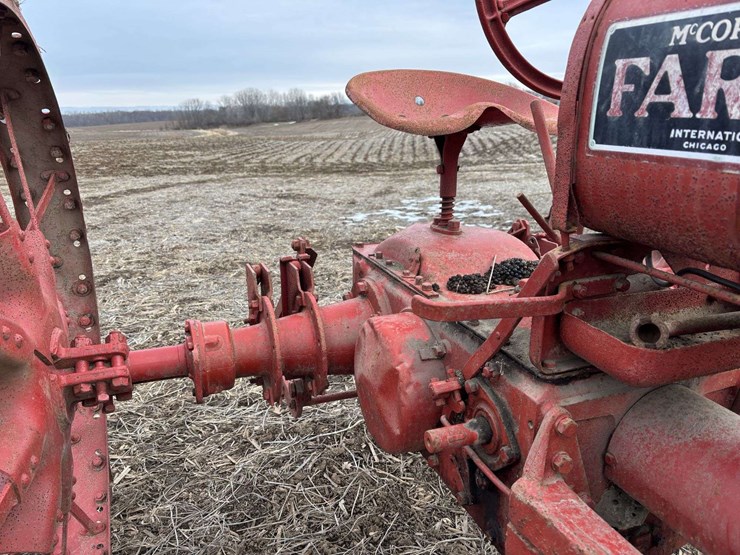 farmall-f-12-single-front-on-rubber-with-cast-steel-rim-and-rear-steel-image-31