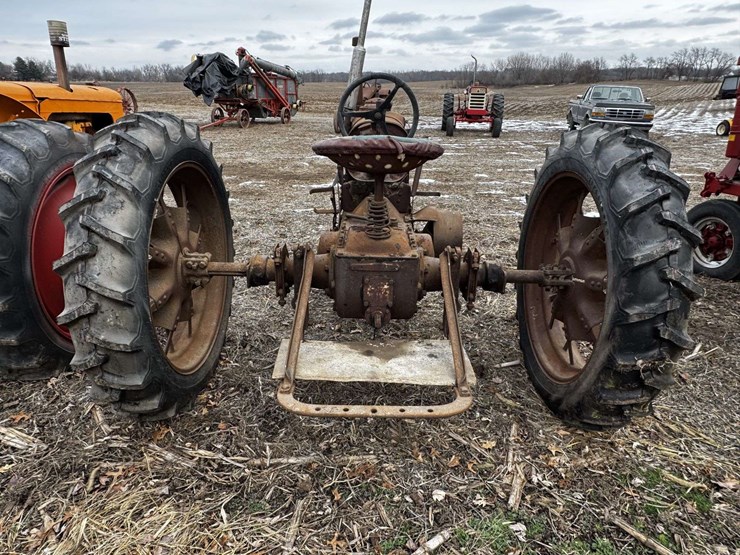 farmall-f-12-narrow-front-on-rubber-image-3