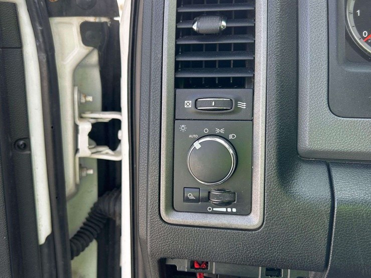 2015-dodge-1500-image-16