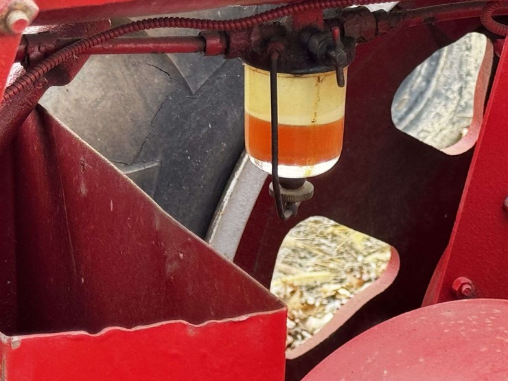 farmall-f-20-narrow-front-on-rubber-image-8