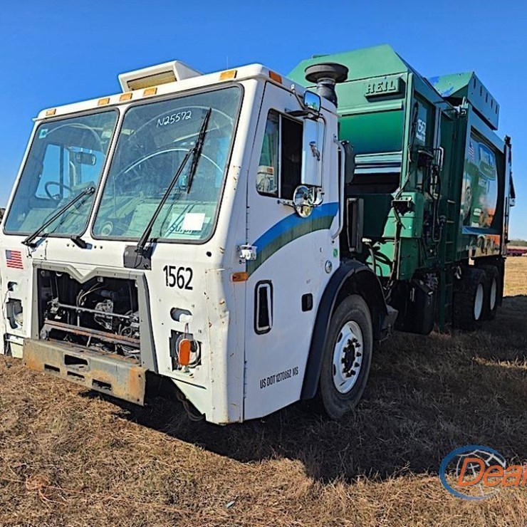2015 MACK GARBAGE TRUCK, S/N 1M2AU14C9FM002359 (NO TITLE - BILL OF SALE ONLY): AUTO., RUNS, WON'T BUILD AIR, 124K MI.