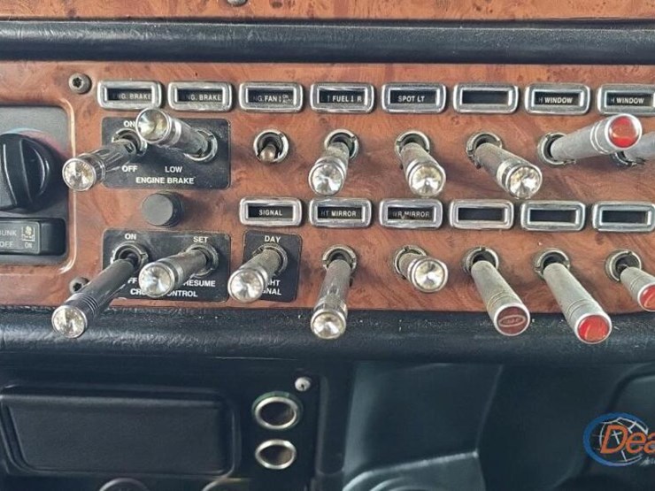 2005-peterbilt-379-image-31