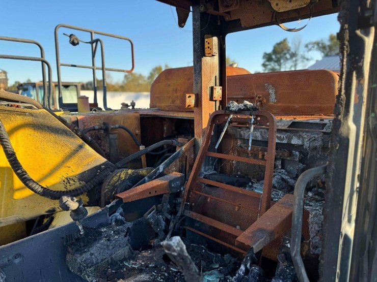 komatsu-pc240-image-11