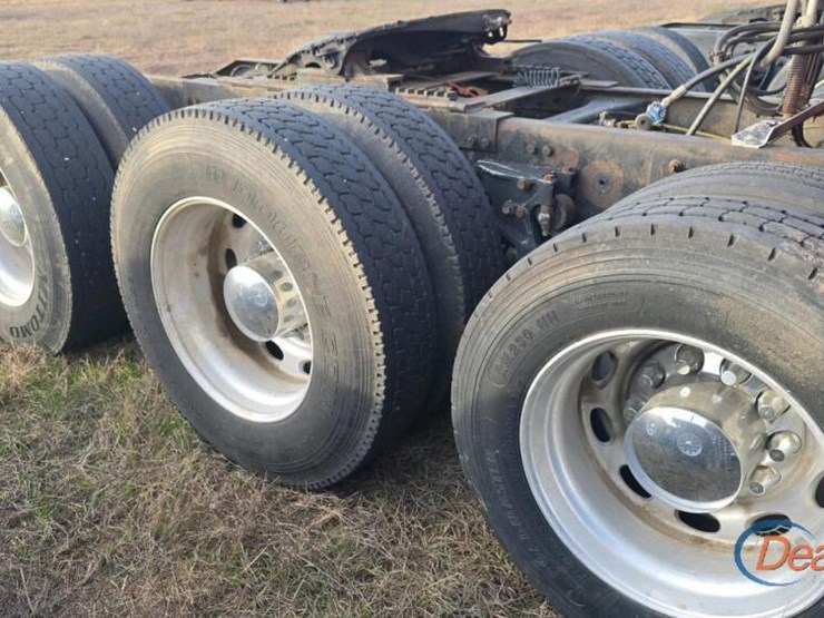 2005-peterbilt-379-image-12