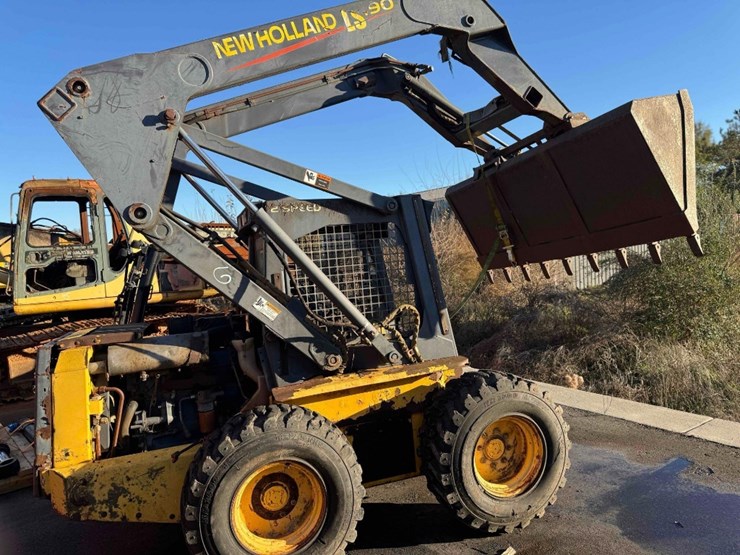 new-holland-ls190-image-1