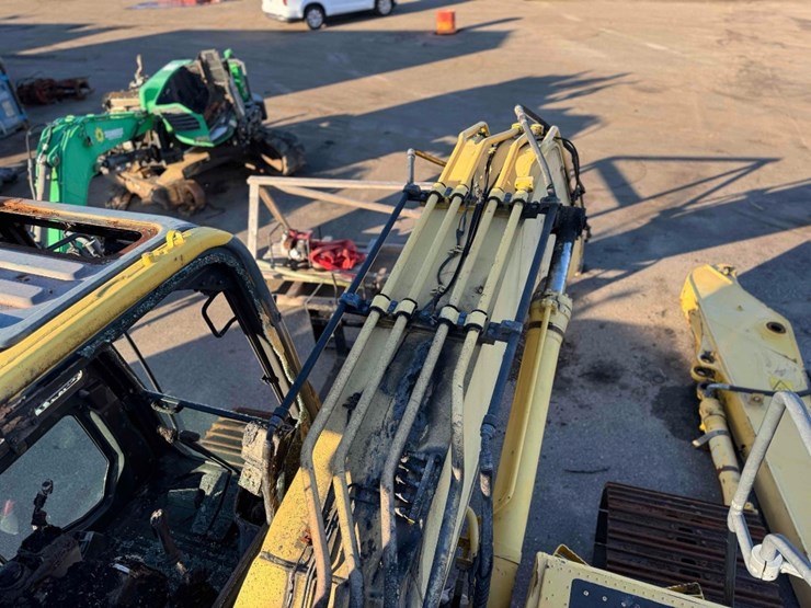 komatsu-pc240-image-15