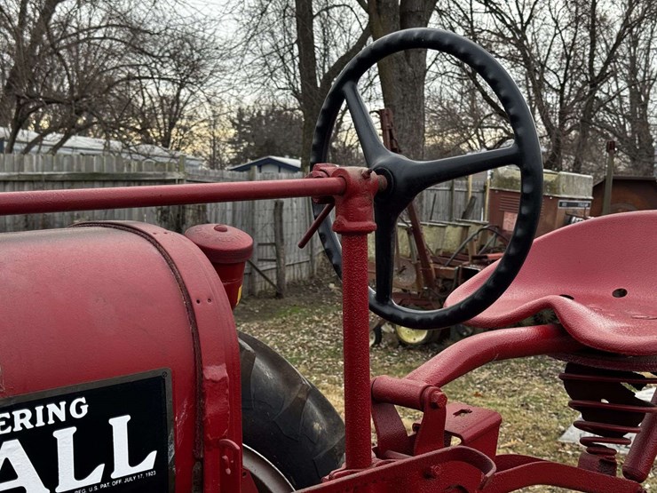farmall-f-20-narrow-front-on-rubber-image-29