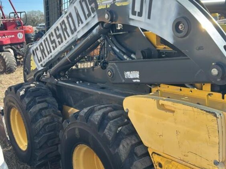 new-holland-l230-image-4