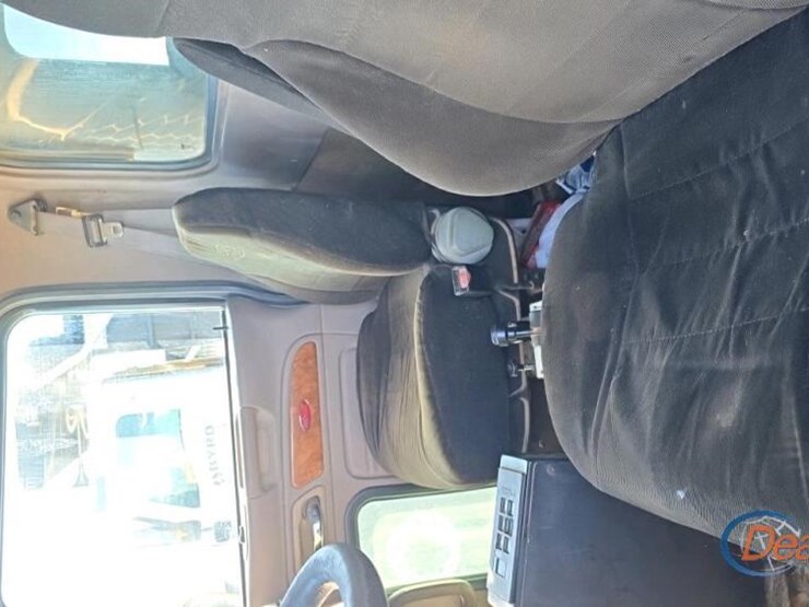 peterbilt-388-image-24