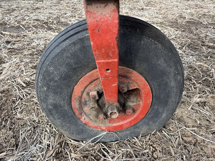 farmall-f-12-single-front-on-rubber-with-cast-steel-rim-and-rear-steel-image-58