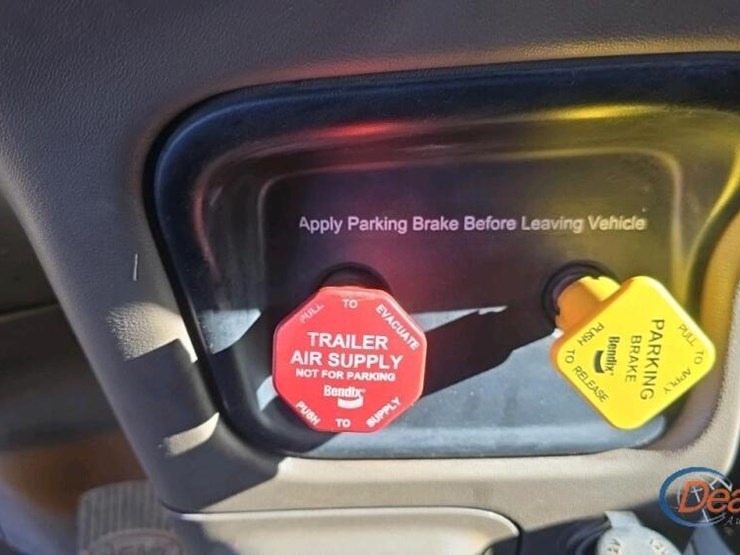 peterbilt-388-image-31