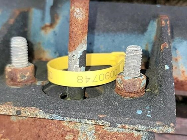 pallet-of-(2)-axles-and-(3)-cylinders-image-3