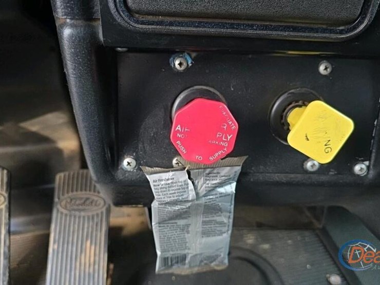 2005-peterbilt-379-image-35