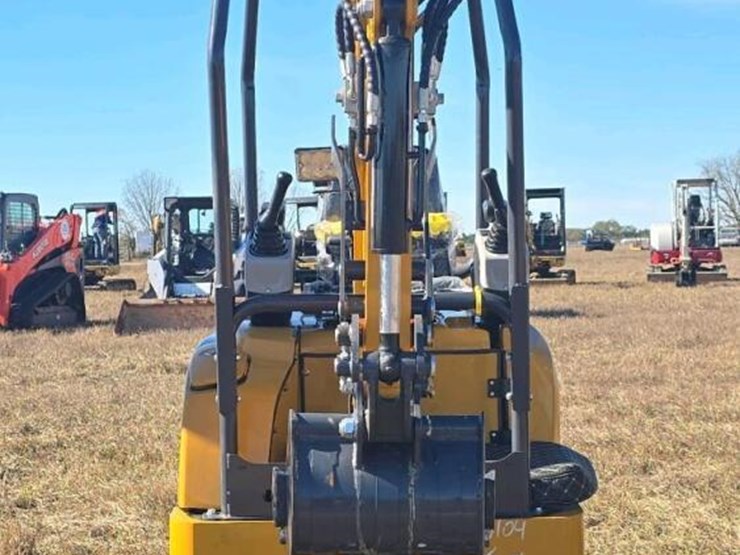 unused-2025-cfg-qk18r-mini-excavator,-s/n-4000025:-13.5hp-gas-eng.,-pilot-system-image-2