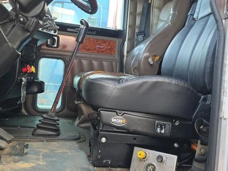 2005-peterbilt-379-image-26