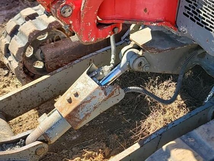 2013-yanmar-vio25-4-image-26