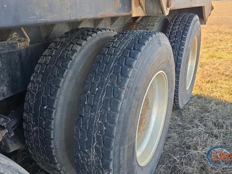 peterbilt-388-image-16