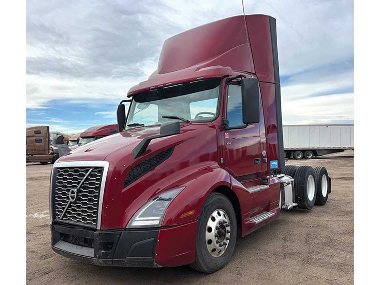 2022-volvo-vnl-300-image-1