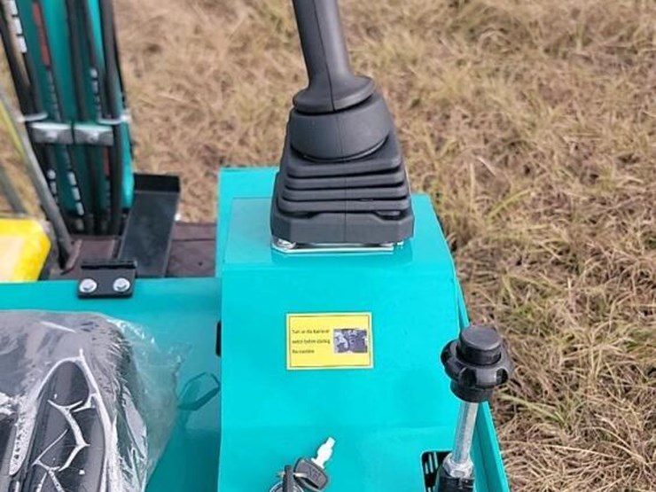 unused-2025-cfg-h15r-mini-excavator,-s/n-20250906w0010:-420cc-gas-eng.,-15"-bkt.,-4x6-tracks,-38.5"-base-image-11