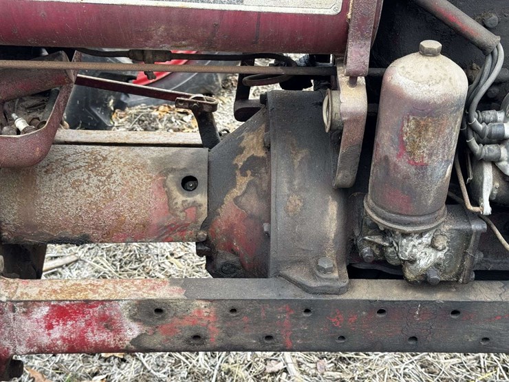 farmall-f-12-narrow-front-on-rubber-image-32