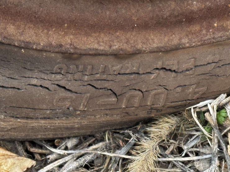 farmall-f-12-narrow-front-on-rubber-image-13