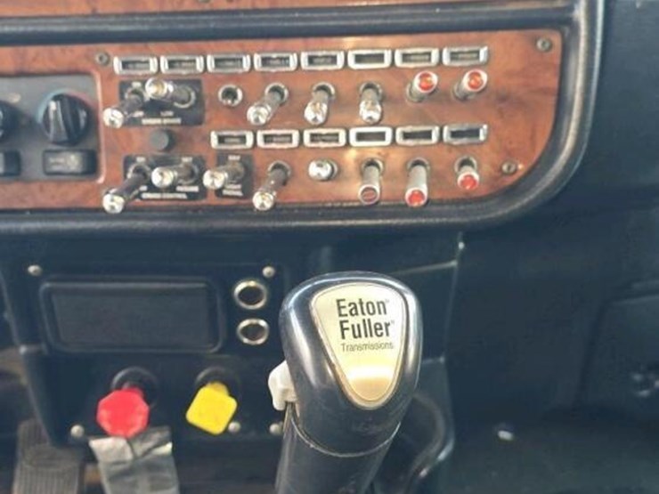 2005-peterbilt-379-image-30