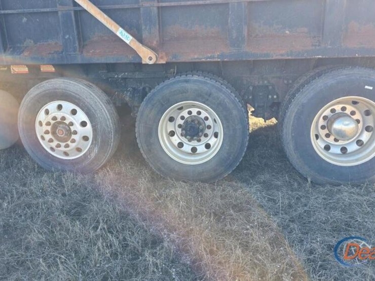 peterbilt-388-image-15