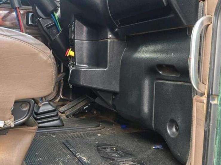 2005-peterbilt-379-image-9