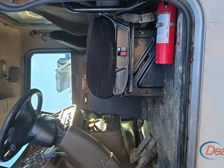 peterbilt-388-image-21