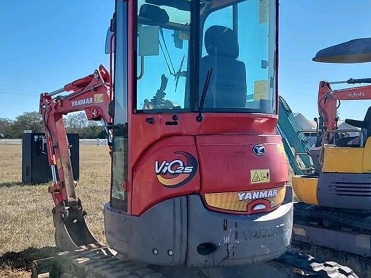 2013-yanmar-vio25-4-image-2