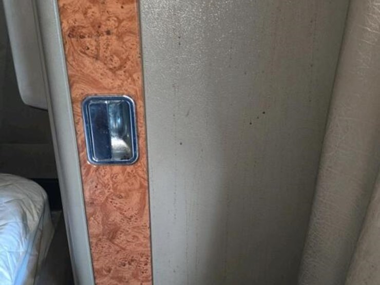 2005-peterbilt-379-image-44