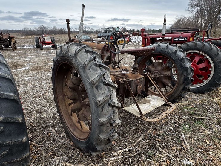 farmall-f-12-narrow-front-on-rubber-image-29