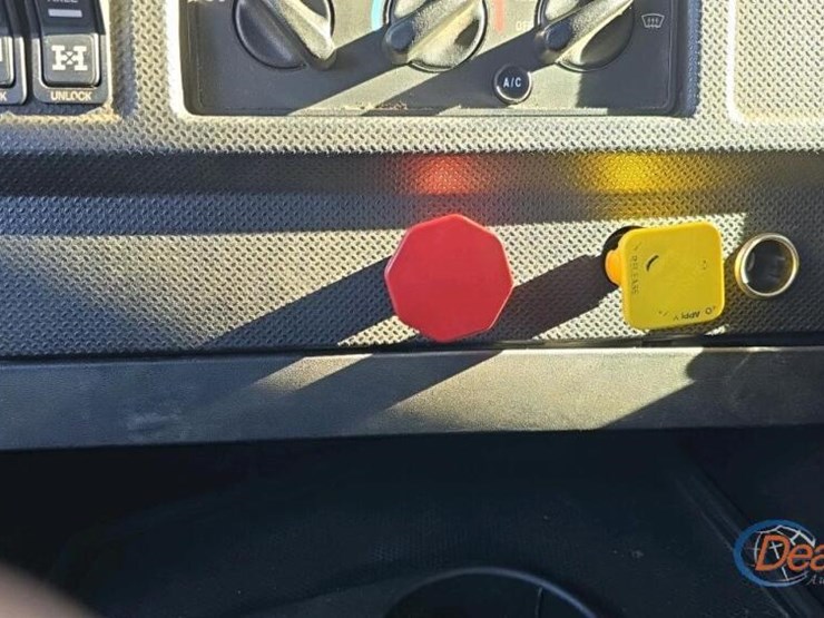 2016-caterpillar-ct660-image-28