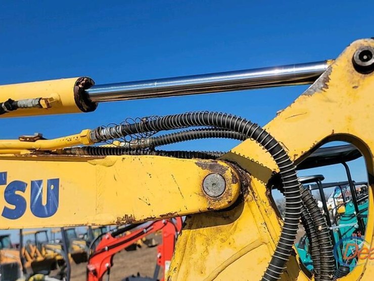 komatsu-pc27mr-3-image-12