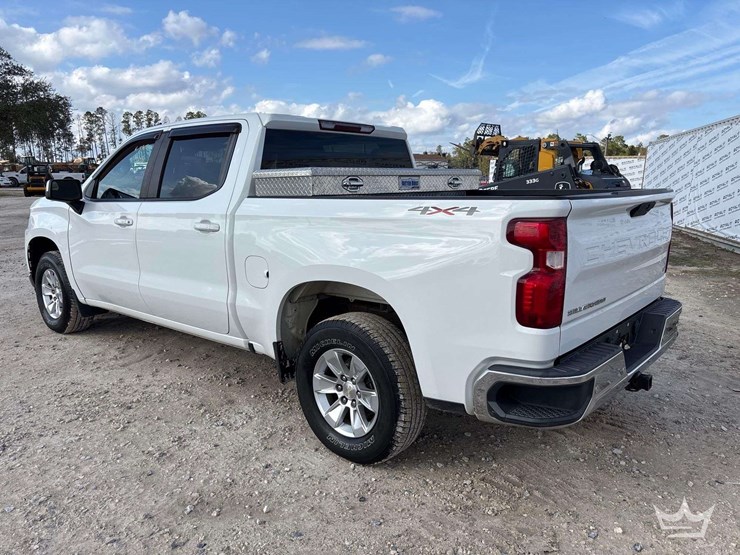 2019-chevrolet-silverado-1500-lt-4x4-crew-cab-pickup-truck-image-4