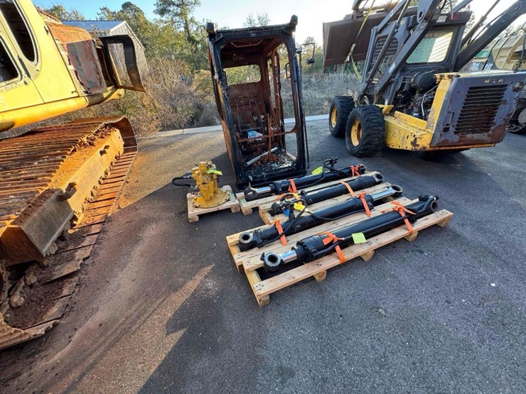 2015-caterpillar-312el-image-18