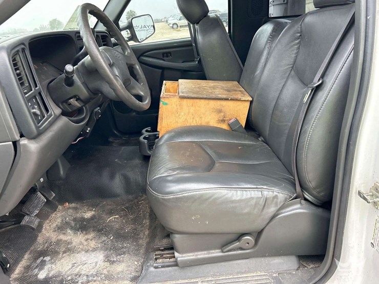 2006-chevrolet-silverado-2500-image-12