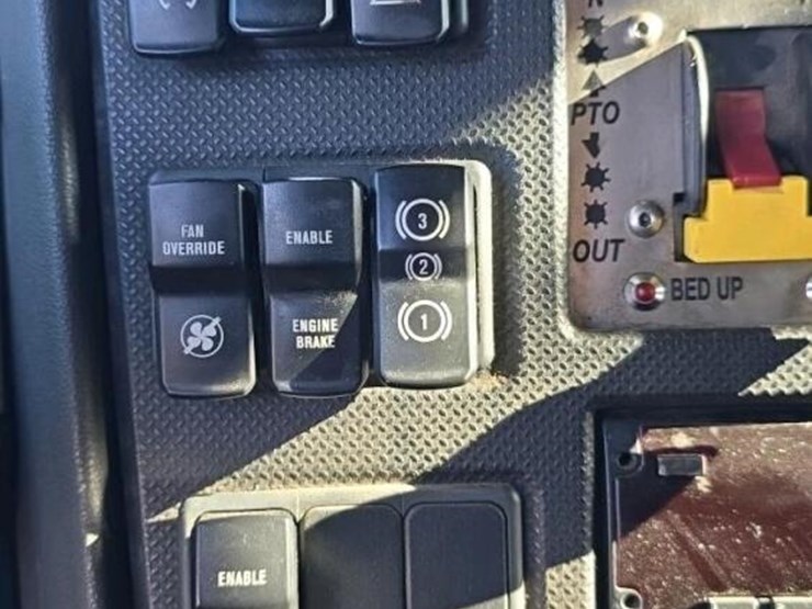 2016-caterpillar-ct660-image-29