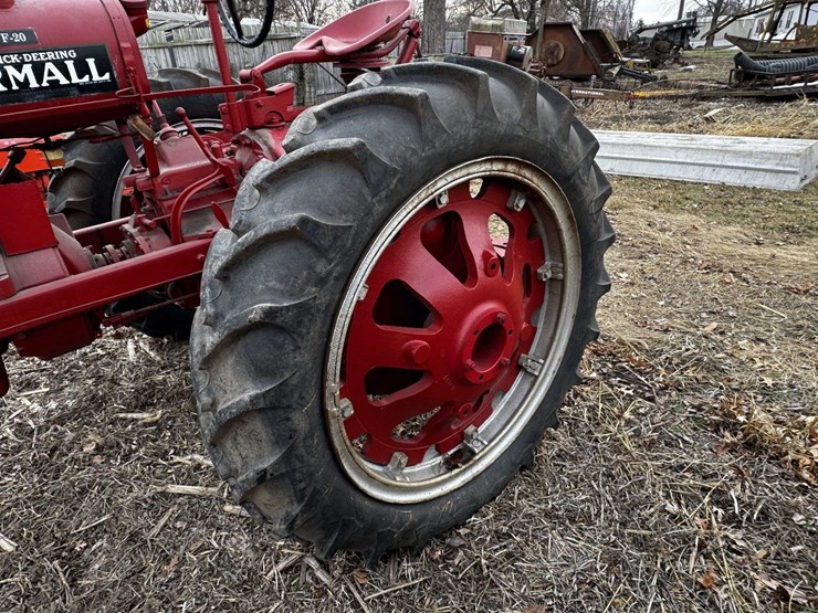 farmall-f-20-narrow-front-on-rubber-image-44