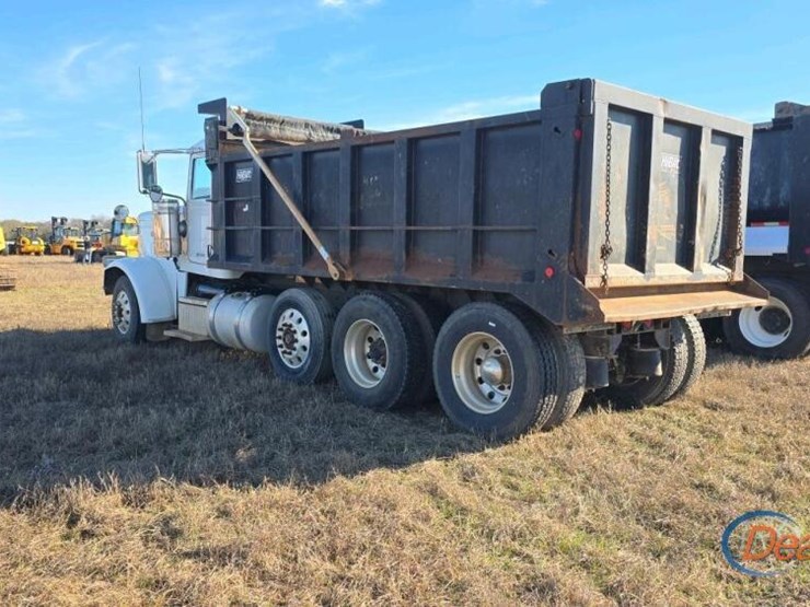 peterbilt-388-image-14