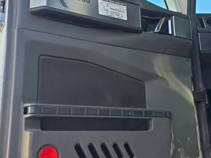 2016-caterpillar-ct660-image-21