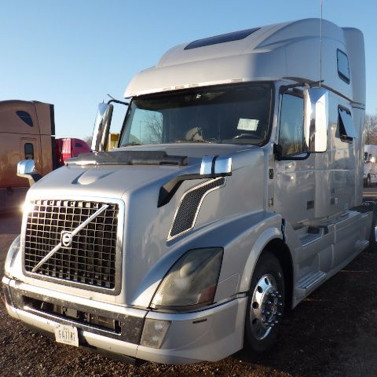 2018 VOLVO VNL780