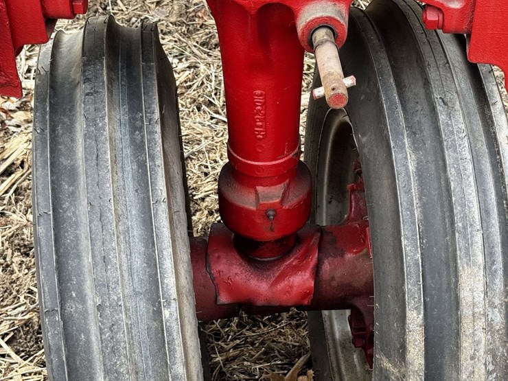 farmall-f-20-narrow-front-on-rubber-image-25