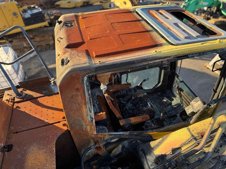 komatsu-pc240-image-16