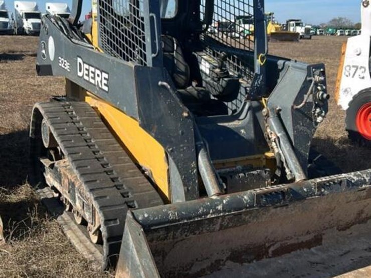 2017-deere-323e-image-2