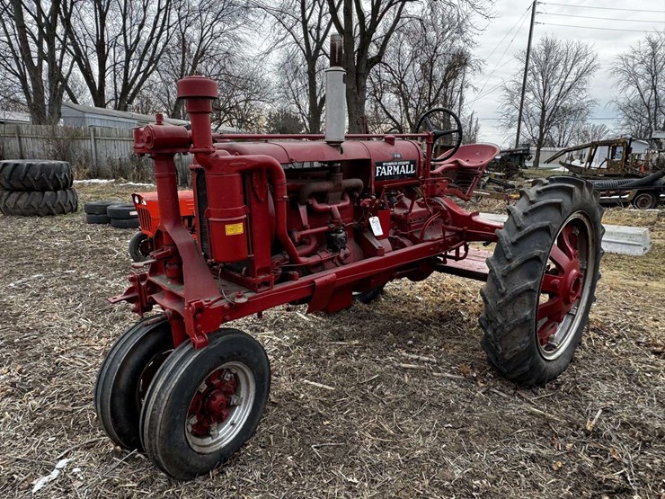 farmall-f-20-narrow-front-on-rubber-image-47