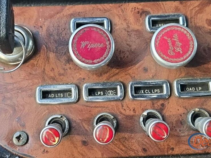 2005-peterbilt-379-image-39